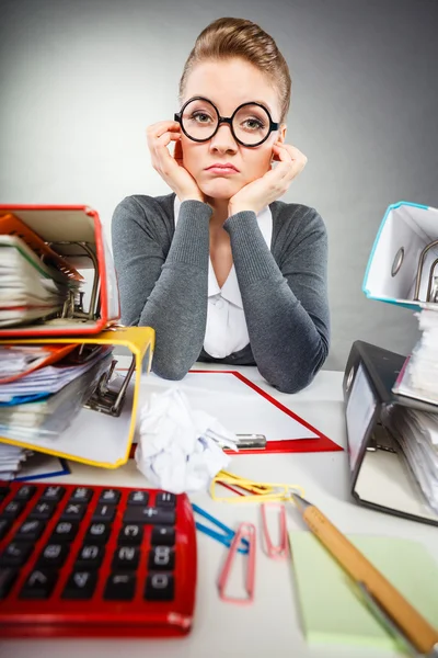 Funcionário de escritório entediado no trabalho . — Fotografia de Stock