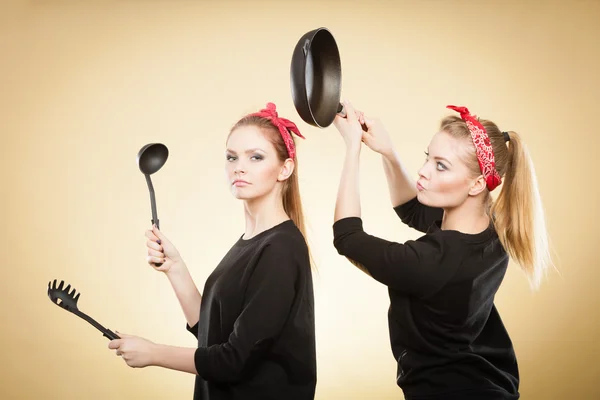 Kitchen fight between retro girls. — Stock Photo, Image