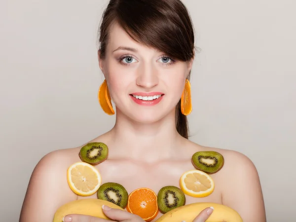 饮食。项链的新鲜柑橘水果的女孩 — 图库照片