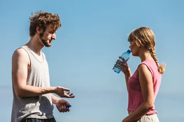 室外的男人和女人喝水. — 图库照片