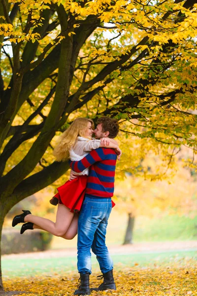 Jeune couple se rencontrent dans le parc à la date . — Photo