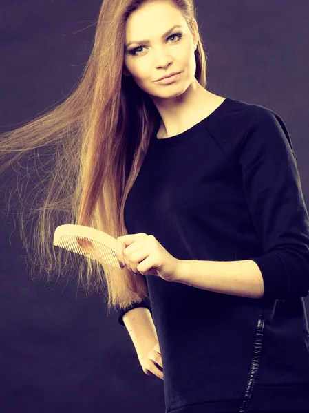 Menina de cabelos longos penteando seu cabelo de beleza . — Fotografia de Stock