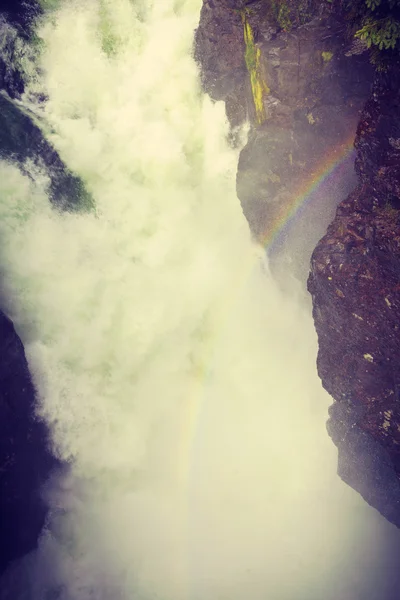 Wasserfall und Regenbogen in den Bergen, Norwegen. — Stockfoto