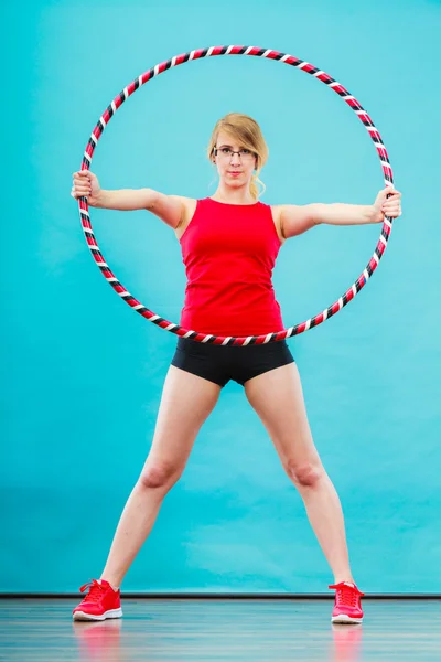 Fit žena s hula hoop dělat cvičení — Stock fotografie