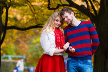 Aşık çift romantik Tarih içinde park zevk..