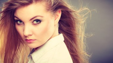 Açık sallayarak saçlı güzel sarışın kadın.