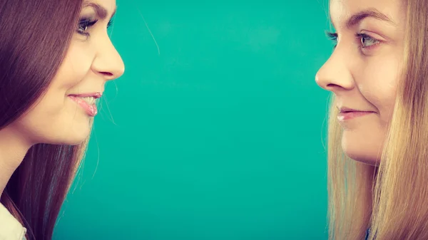 Confronto tra ragazze con e senza trucco . — Foto Stock