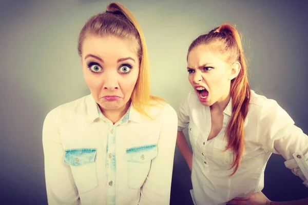 Θυμωμένος μανία κορίτσι ουρλιάζοντας σε φίλο ή νεώτερη αδελφή — Φωτογραφία Αρχείου