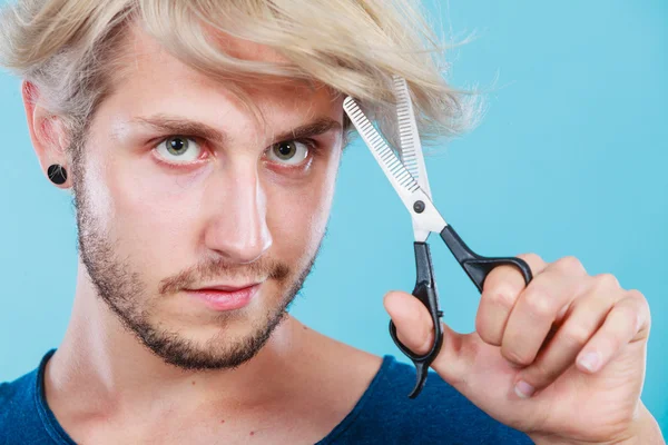 Man with scissors texturizing or thinning shears — Stock Photo, Image