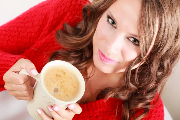 Девушка красный свитер держит кружку с кофе — стоковое фото
