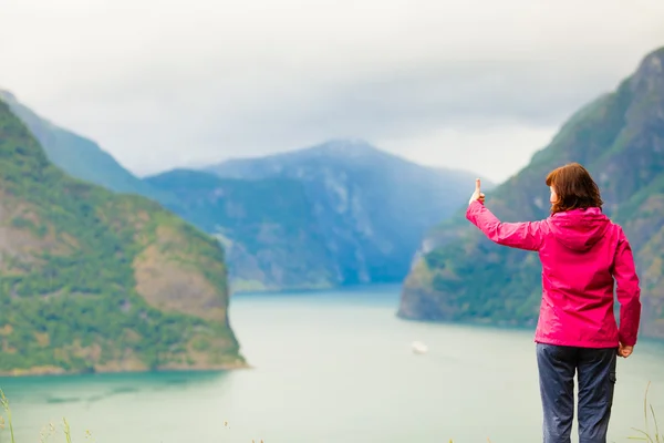 Turist kvinna njuter fjorden i Norge — Stockfoto