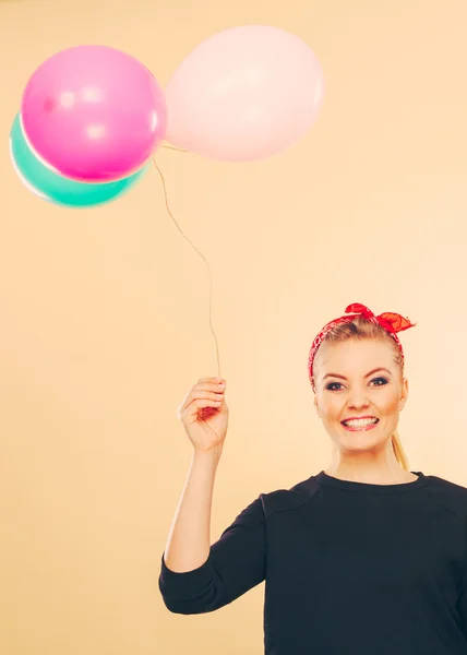 Lyckligt leende kvinna med ballonger. — Stockfoto