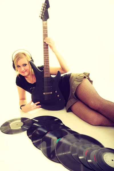 电吉他和黑胶唱片的女人. — 图库照片