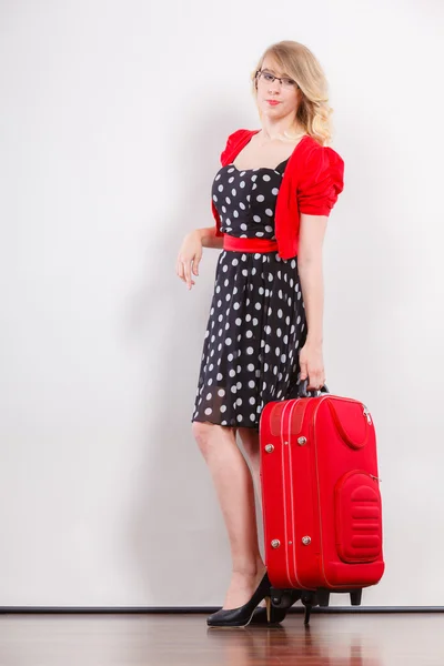 Elegante donna di moda con valigia rossa — Foto Stock