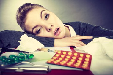 İş yerinde uykulu yorgun işkadını.