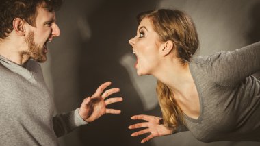 Karı koca bağırıyor ve savunarak.