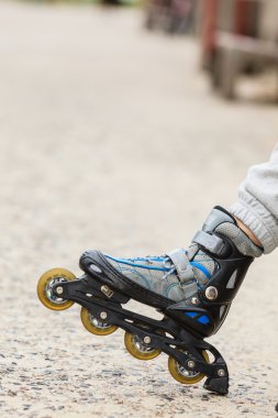 Tekerlekli paten açık olan kadın.