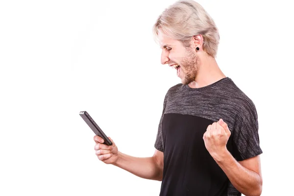 Ευτυχισμένος άνθρωπος χρησιμοποιεί κινητό τηλέφωνο ανάγνωση μηνύματος — Φωτογραφία Αρχείου