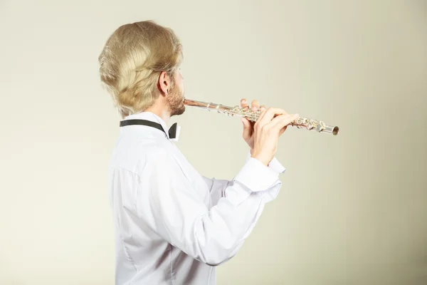 Flötenmusik spielender Flötist — Stockfoto