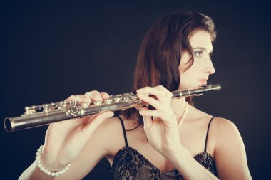 Enine flüt üzerinde siyah oynayan kadın.