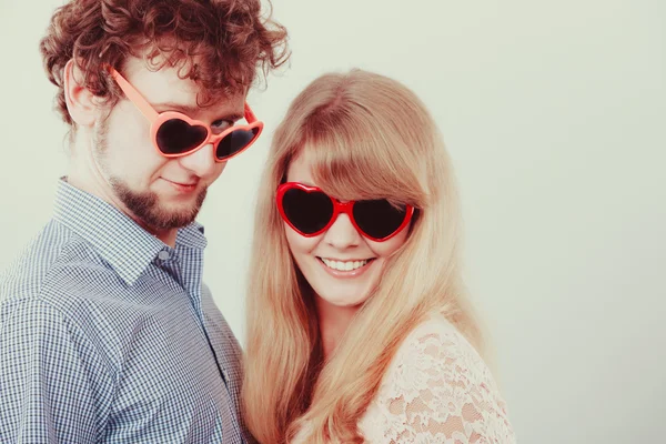 Coppia felice uomo e donna in occhiali . — Foto Stock