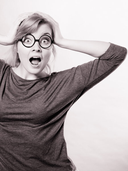 Шокированная леди, выражающая благоговение
.