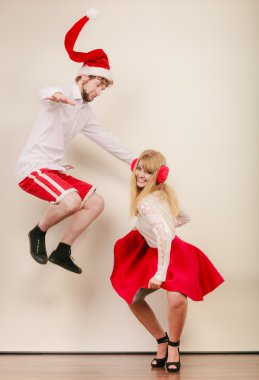 Mutlu aktif çift dans ve atlama.