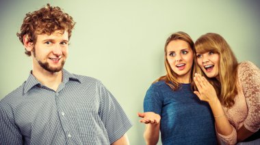 İki kadın adam hakkında dedikodu konuşmak.