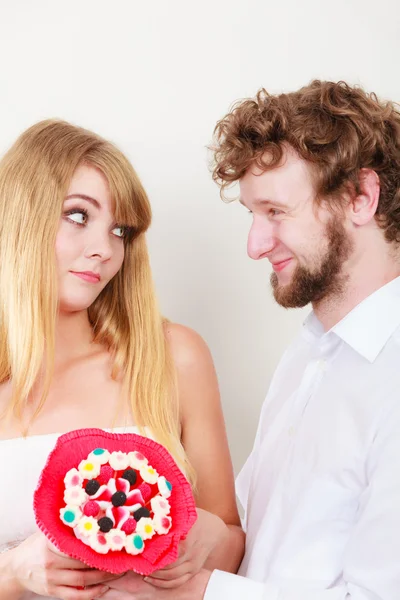 Casal com flores de grupo de doces. Amor. . — Fotografia de Stock