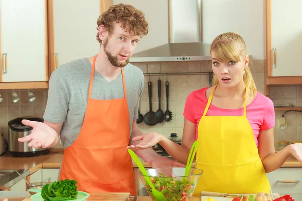 Couple preparing fresh vegetables food salad — Stock Photo, Image