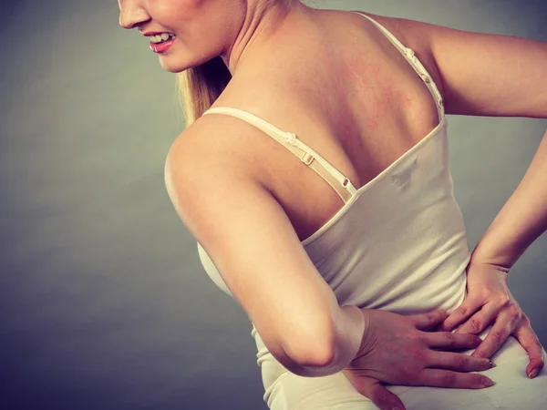 Жінка страждає від болю в спині — стокове фото