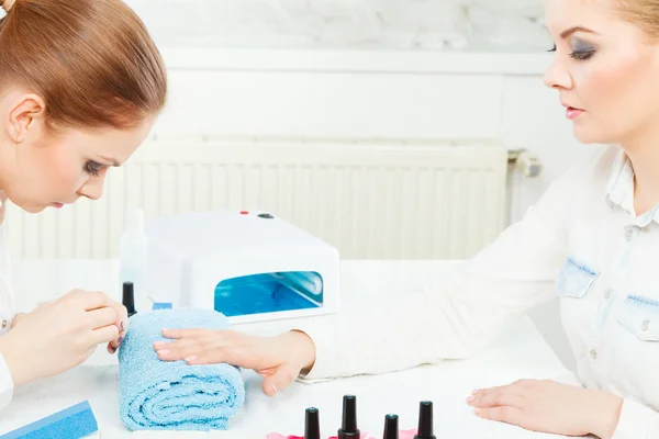 Profissional manicure pintura mulher unhas . — Fotografia de Stock