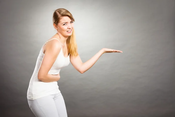 Kvinnan lider av magen smärta håller öppen hand — Stockfoto