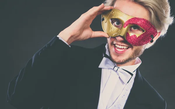 Fiatal ember a karneváli maszk a sötét — Stock Fotó