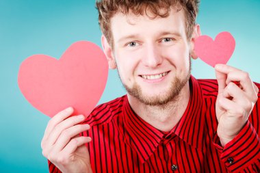 Kırmızı kalp aşık çocuk.