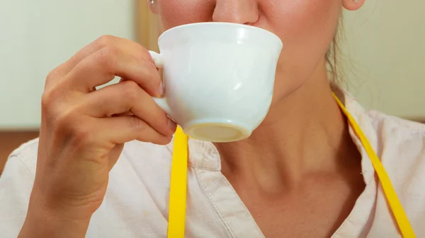 Mujer bebiendo taza de café en la cocina . —  Fotos de Stock