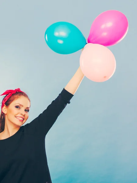 Krásná usměvavá dívka drží barevné balónky. — Stock fotografie