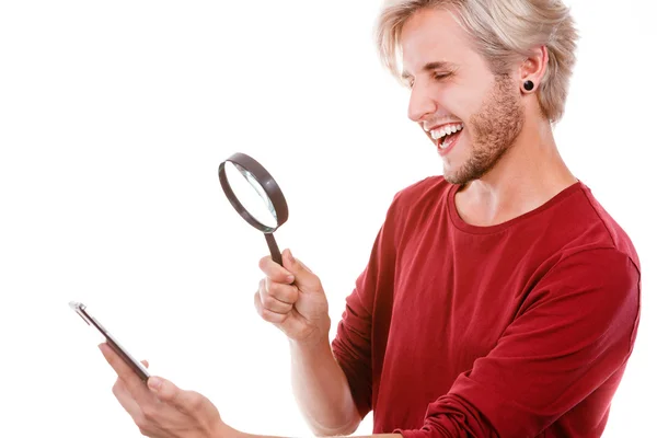 Homem lendo mensagem no telefone usando loupe — Fotografia de Stock