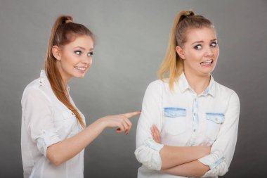 kadın soran rahatsız arkadaşıyla kavga sonra özür.