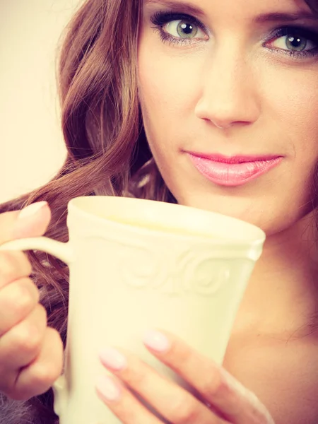 Женщина держит белый кружку с кофе теплый напиток — стоковое фото