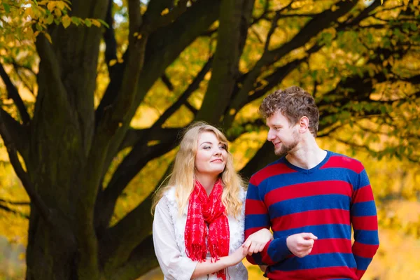 Verliefde paar genieten van romantische datum in park. — Stockfoto