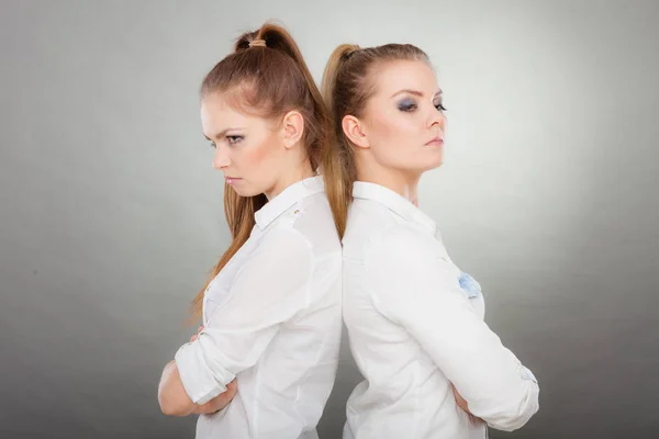 Niñas pasando por el conflicto en su relación — Foto de Stock