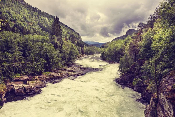 Stranda Nehri dağlarda, Norveç.