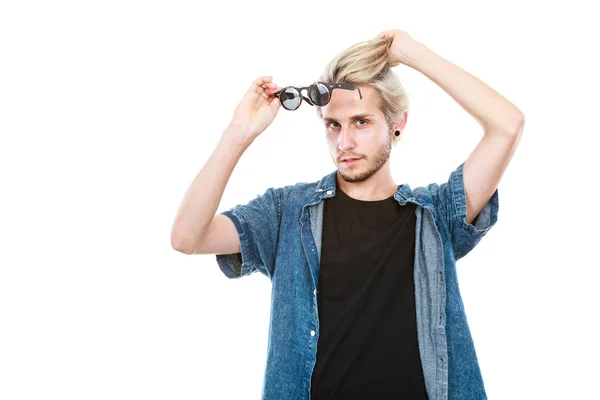 Хипстерский человек показывает эксцентричные очки студийной съемки — стоковое фото