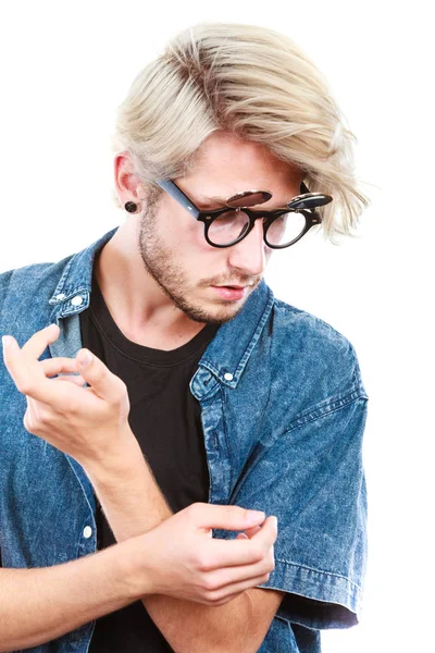 Хіпстер художній чоловік з ексцентричними окулярами — стокове фото