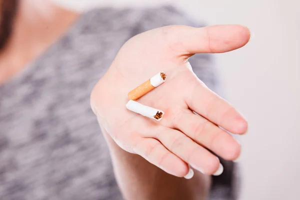 Detailní záběr rozbité cigarety na mužské ruce. — Stock fotografie