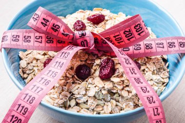 Teyp çevresinde ölçme ile mavi kapta yulaf ezmesi