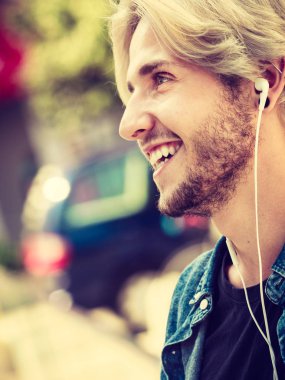 Hipster adam şehir sokak dinleme müzik ayakta