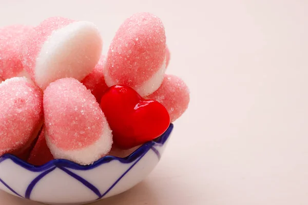 Jaleas rosadas o malvaviscos con azúcar en un tazón — Foto de Stock