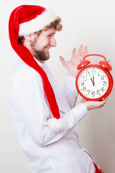 Un hombre feliz con despertador. Tiempo de Navidad . —  Fotos de Stock
